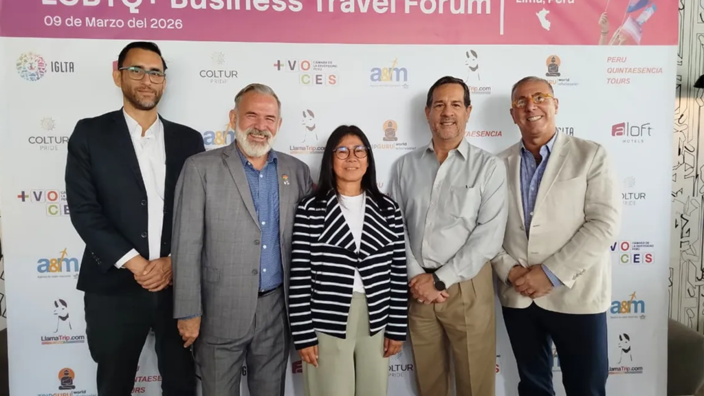 Representantes del sector turístico posan frente al panel del LGBTQ+ Business Travel Forum realizado en Lima, evento enfocado en el turismo LGBT+ y el turismo inclusivo en Perú