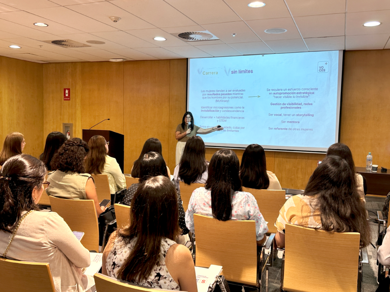 Sato Tamashiro dictando un taller sobre liderazgo femenino ante un grupo de asistentes en un evento de Aperhu.